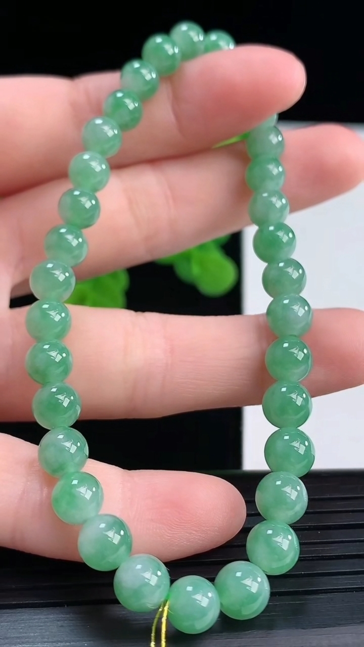 天然A货翡翠圆珠手串尺寸5.8-32颗重量:13.61g4月11日
工厂直销收藏佳品,种好水足，色泽均匀，有种有色，上手高大气！