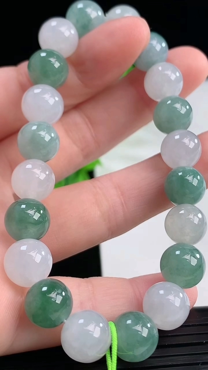 天然A货翡翠圆珠手串尺寸9-20颗重量:30.12g4月11日
工厂直销收藏佳品,种好水足，色泽均匀