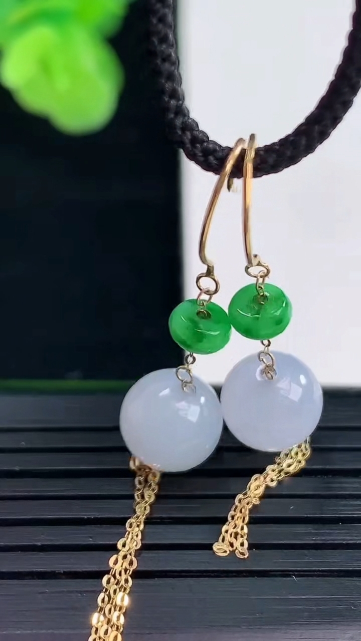 天然A货翡翠18K金紫罗兰圆珠耳坠尺寸8.5重量:2.85g4月11日
工厂直销收藏佳品,种好水足，色泽均匀，有种有色，上手高大气！