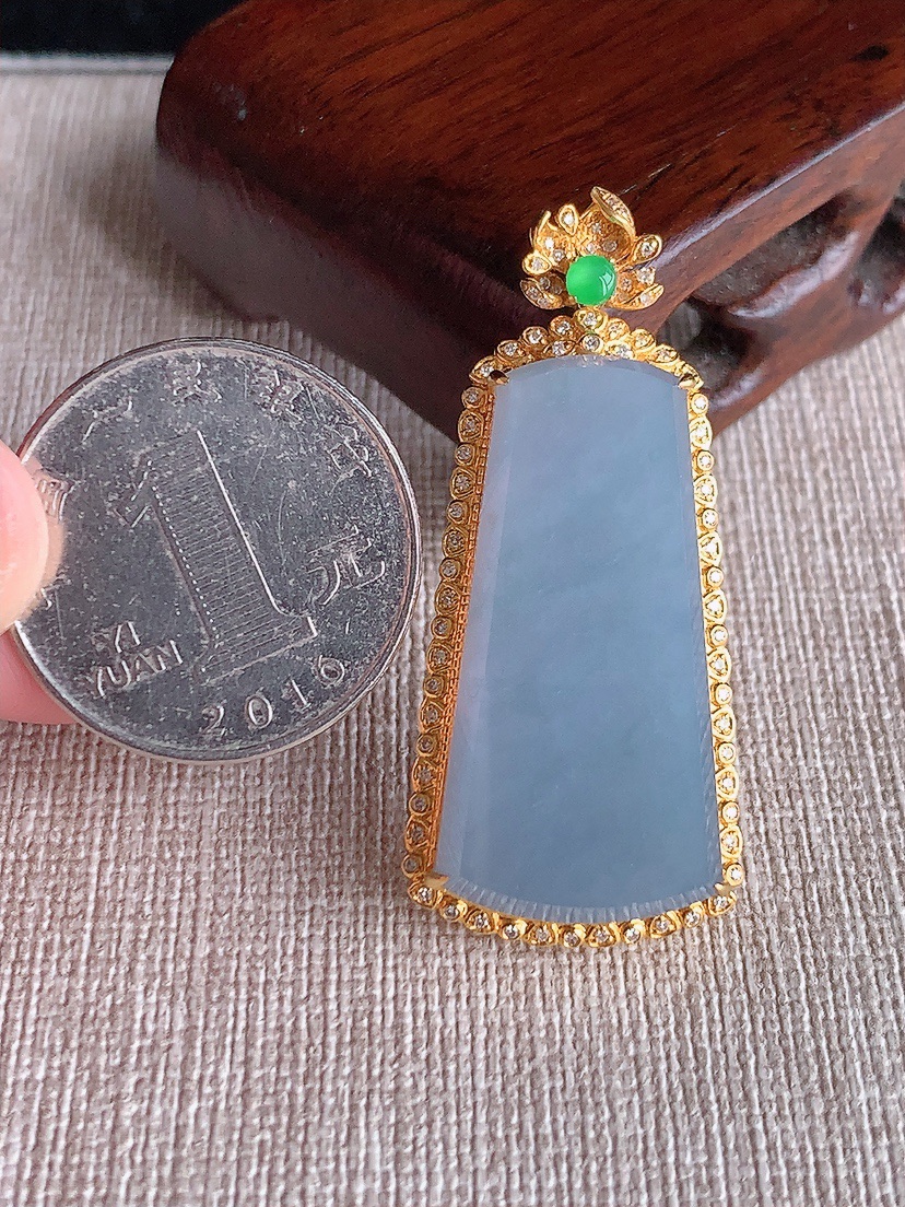 天然A货翡翠18K金伴钻镶嵌紫罗兰无事牌吊坠 
尺寸44-20-9.8裸石32-15.6mm 重量9.22g 0410