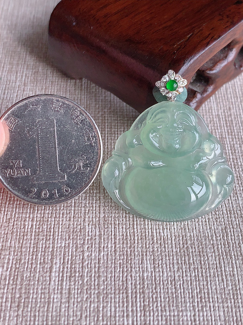 天然A货翡翠18K金镶嵌晴水佛公吊坠 
尺寸34.8-27.2-30-6mm 重量7.70g 0410