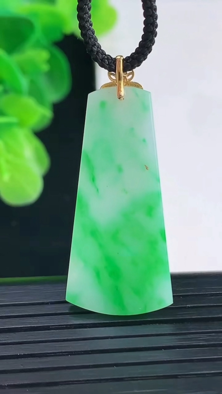 天然A货翡翠无事牌吊坠尺寸39-16.1-2重量:3.13g
4月11日