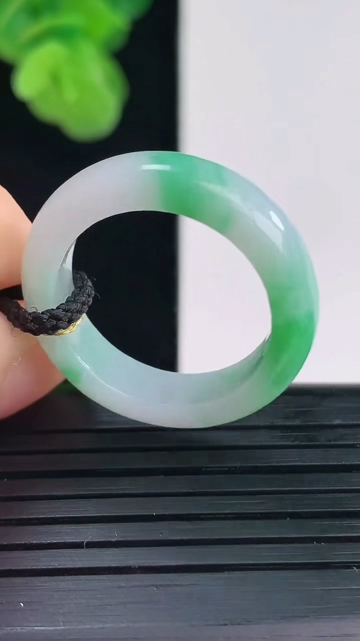 天然A货翡翠指环戒指尺寸19.1-5.7-3.4重量:4.51g2026年4月11日
工厂直销收藏佳品,种好水足，色泽均匀，有种有色，上手高大气！