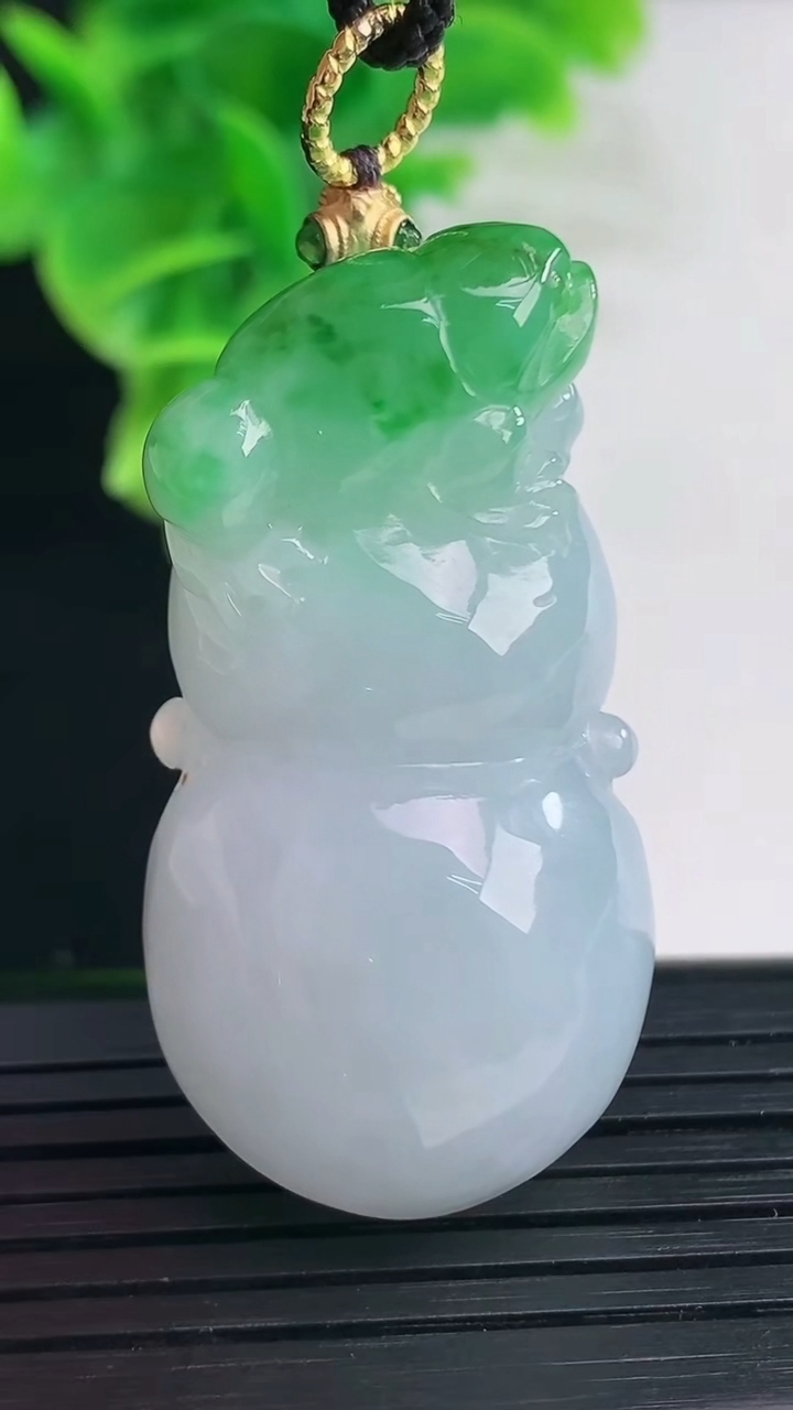 天然A货翡翠葫芦吊坠尺寸43.6-22.7-13.3重量:27.09g
4月11日