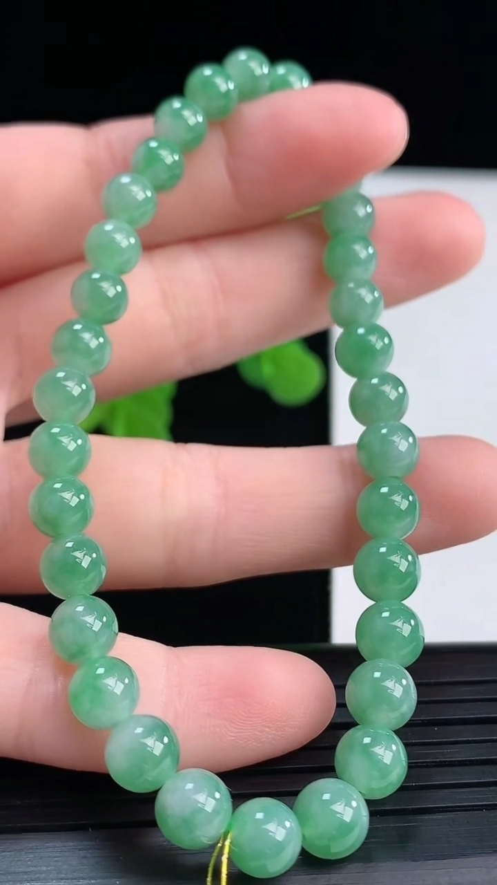 天然A货翡翠圆珠手串尺寸5.8-32颗重量:13.61g4月11日
工厂直销收藏佳品,种好水足，色泽均匀，有种有色，上手高大气！