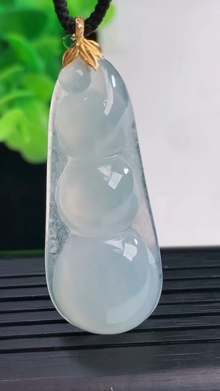 天然A货翡翠福豆吊坠尺寸49.2-17.6-6.9重量:8.54g
4月11日