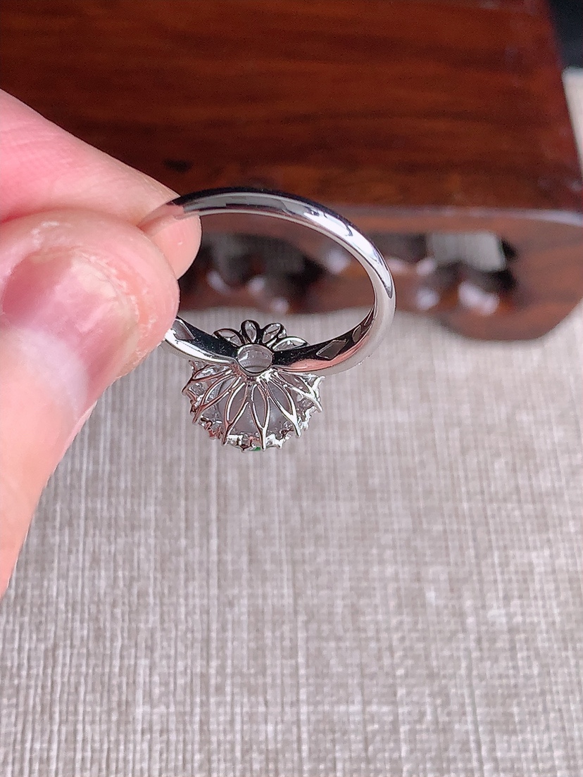 天然A货翡翠18K金伴钻镶嵌阳绿蛋面戒指 圈口17.6裸石
尺寸7.2-6.5mm 重量2.65g 0410