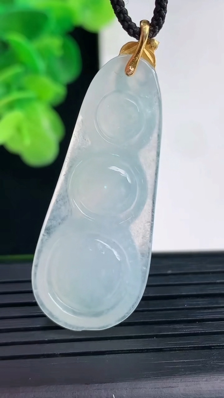 天然A货翡翠福豆吊坠尺寸49.2-17.6-6.9重量:8.54g
4月11日