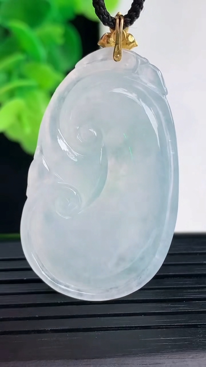 天然A货翡翠18K金飘花如意吊坠尺寸46.2-24.6-5.6重量:11.28g
4月11日