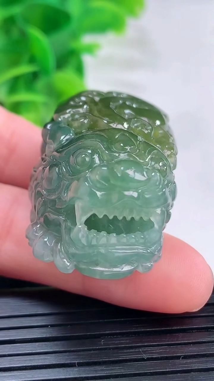 天然A货翡翠双彩貔貅吊坠尺寸43.9-23.5-18.5重量:45.57g
4月11日