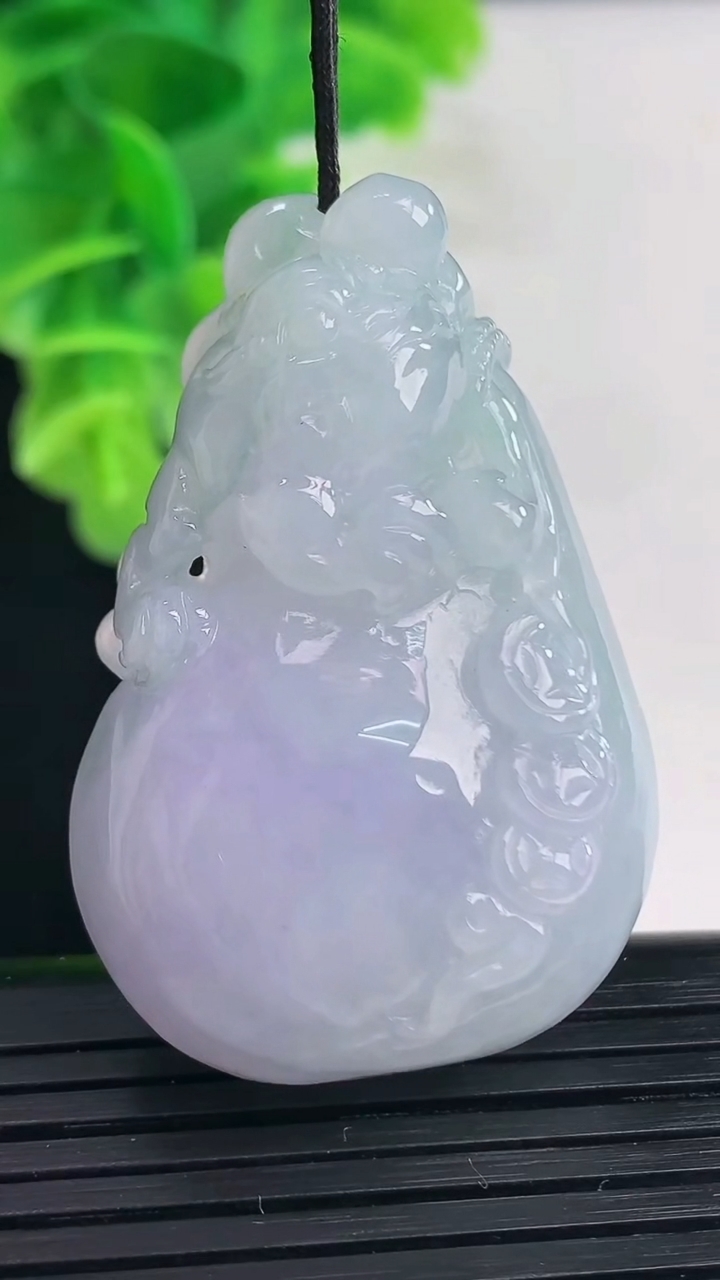 天然A货翡翠紫罗兰福袋吊坠尺寸44.7-29.8-11.5重量:28.77g
4月11日