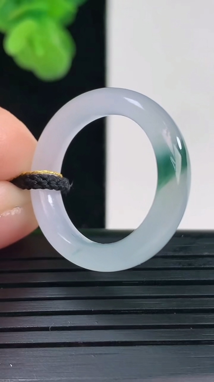 天然A货翡翠飘花指环戒指尺寸18.7-5.5-3.6重量:4.06g2026年4月11日
工厂直销收