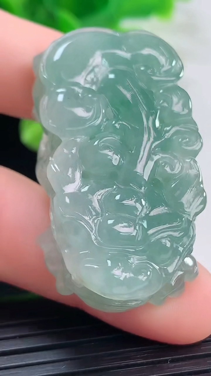 天然A货翡翠貔貅吊坠尺寸40.9-23.6-12.3重量:26.76g
4月11日