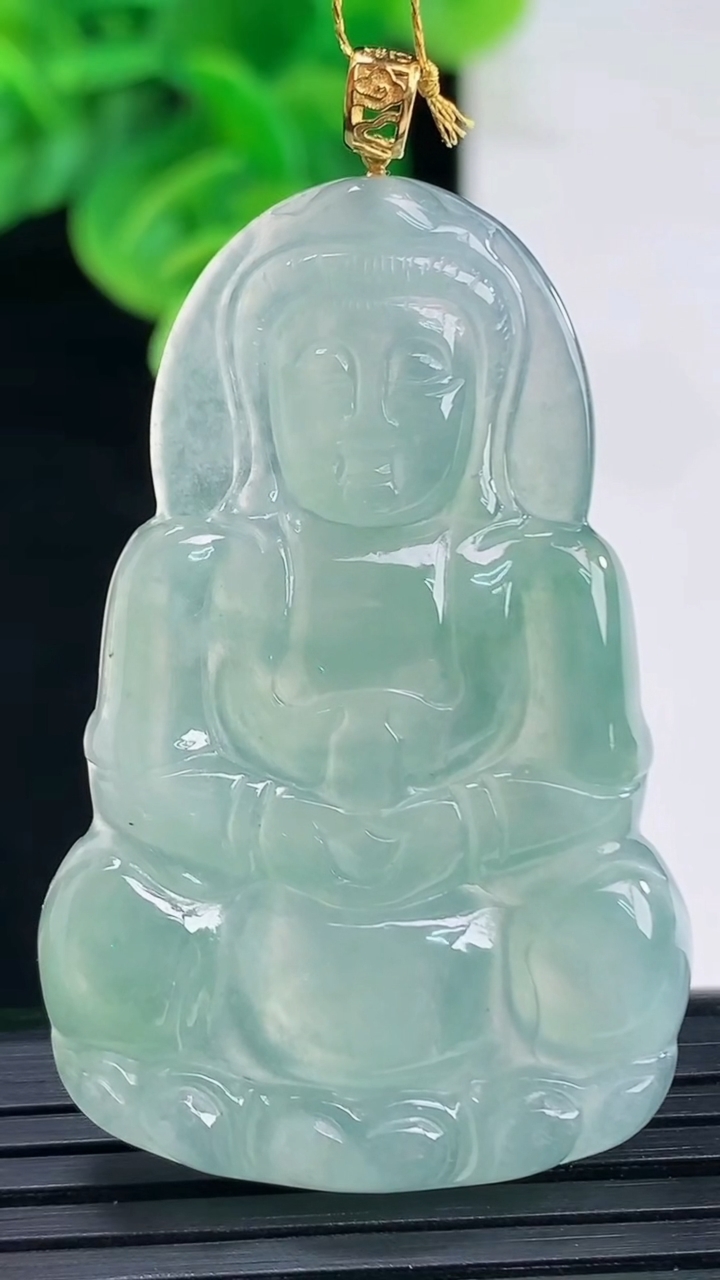天然A货翡翠观音菩萨吊坠尺寸46.3-29.9-4.3重量:11.82g
4月11日
