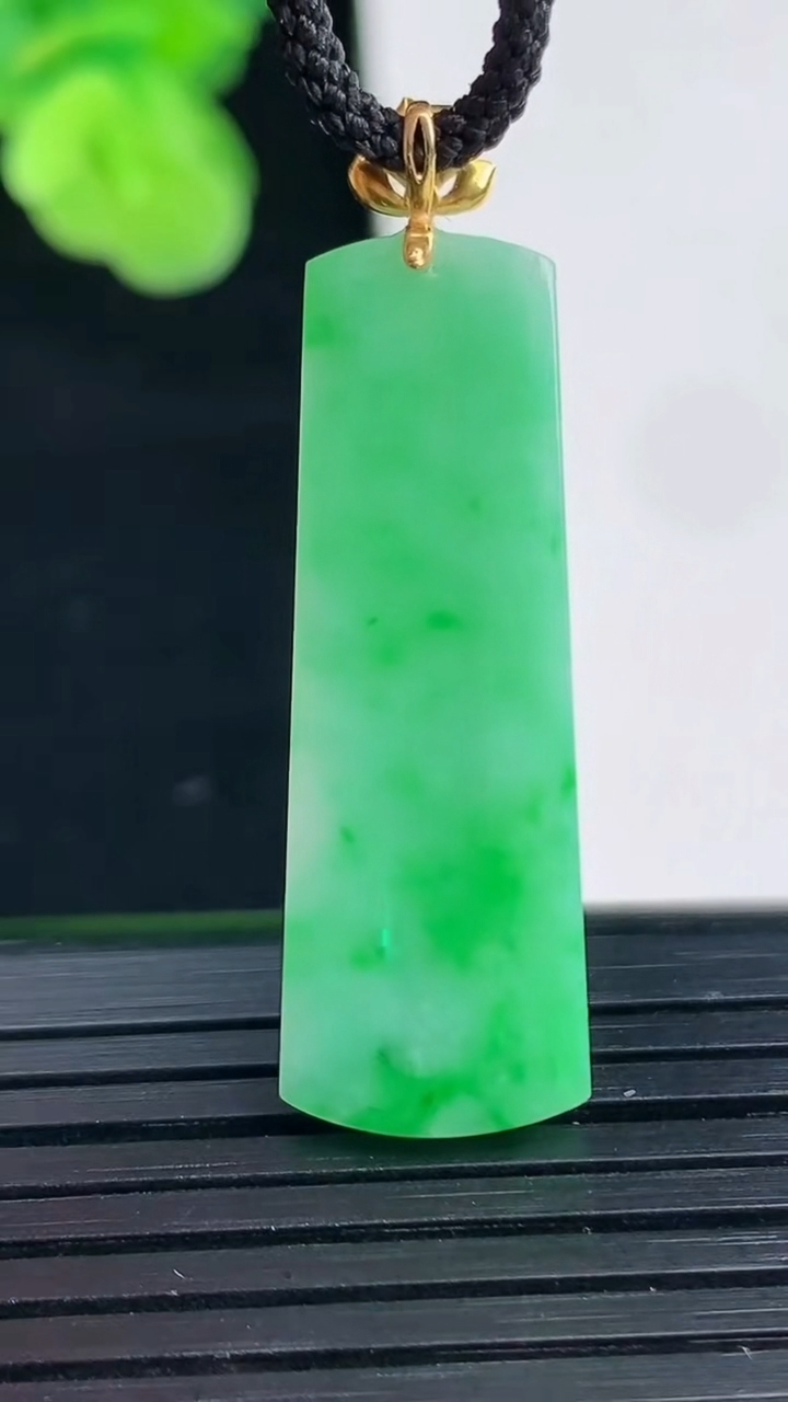 天然A货翡翠无事牌吊坠尺寸33.7-11.6-2.8重量:2.79g
4月11日