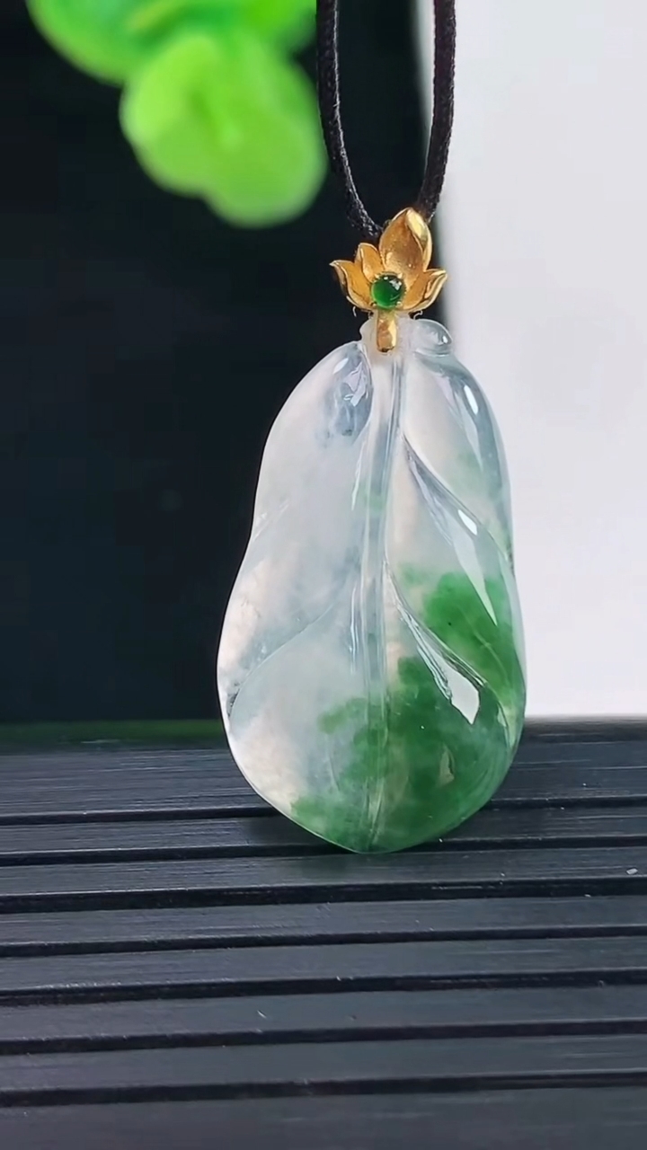 天然A货翡翠18K金飘花金枝玉叶 叶子吊坠尺寸29.8-14.6-3.2重量:2.02g
4月11日