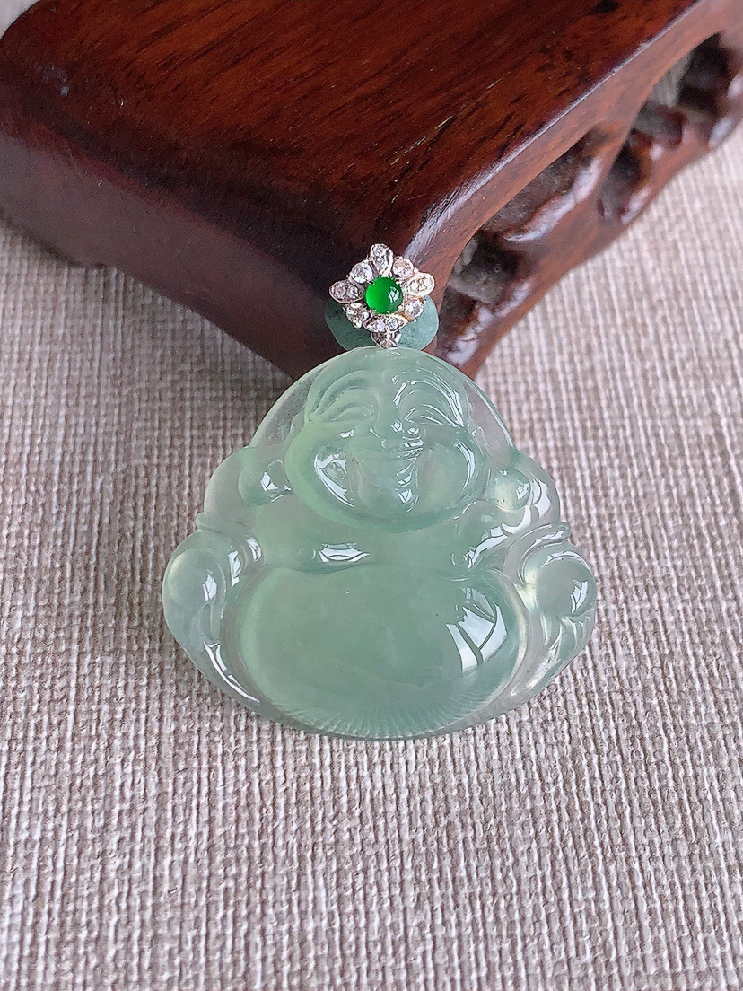 天然A货翡翠18K金镶嵌晴水佛公吊坠 
尺寸34.8-27.2-30-6mm 重量7.70g 0410