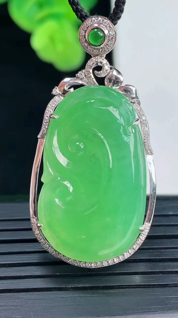 天然A货翡翠如意吊坠尺寸41.7-20.9-7.5裸石28.5-17重量:8.12g
4月11日