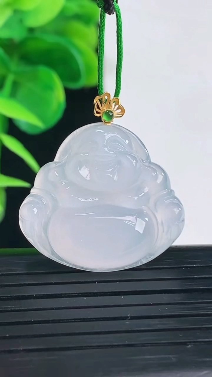 天然A货翡翠佛公吊坠尺寸23.8-26.4-5.8重量:5.72g
4月11日