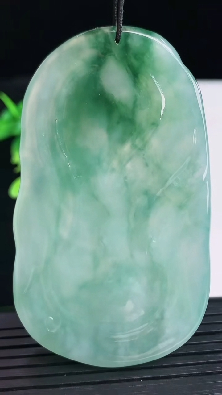 天然A货翡翠飘花观音菩萨吊坠尺寸69.7-40.7-7.2重量:44.81g
4月11日