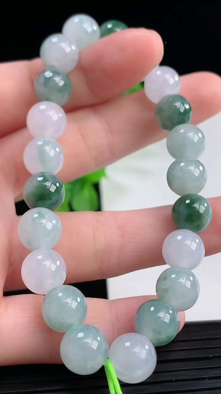 天然A货翡翠飘花圆珠手串尺寸8.7-21颗重量:26.17g4月11日
工厂直销收藏佳品,种好水足，色泽均匀，有种有色，上手高大气！