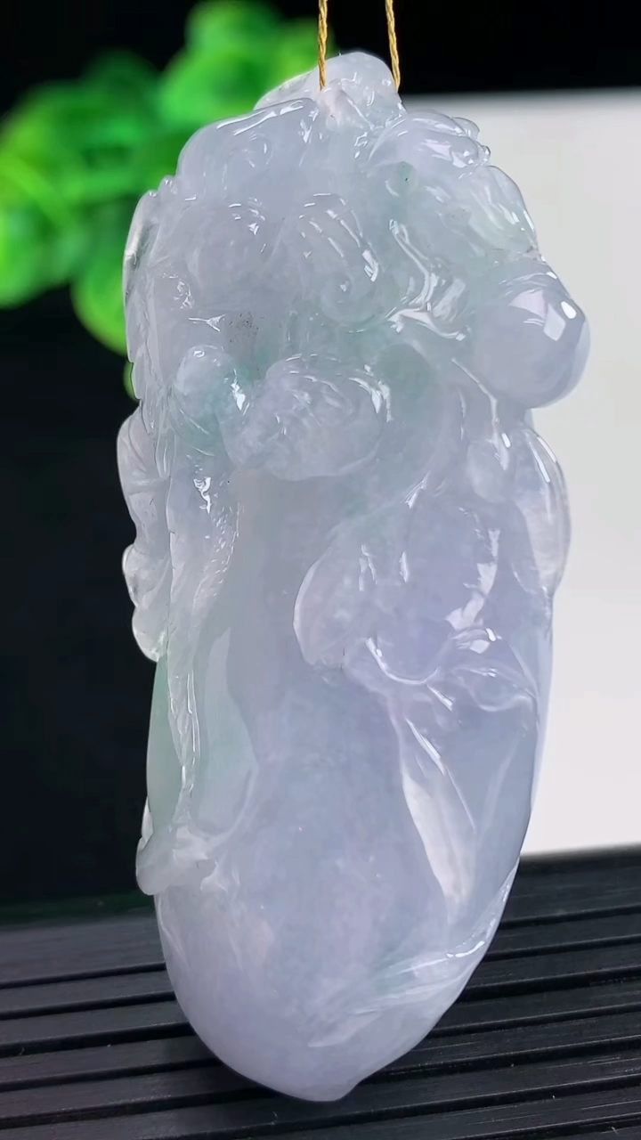 天然A货翡翠紫罗兰福瓜吊坠尺寸63.8-32.9-13.4重量:39.86g
4月11日