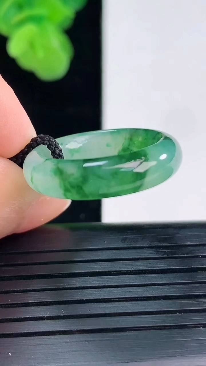 天然A货翡翠飘花指环戒指尺寸16.9-5.5-3.6重量:3.68g2026年4月11日
工厂直销收藏佳品,种好水足，色泽均匀，有种有色，上手高大气！