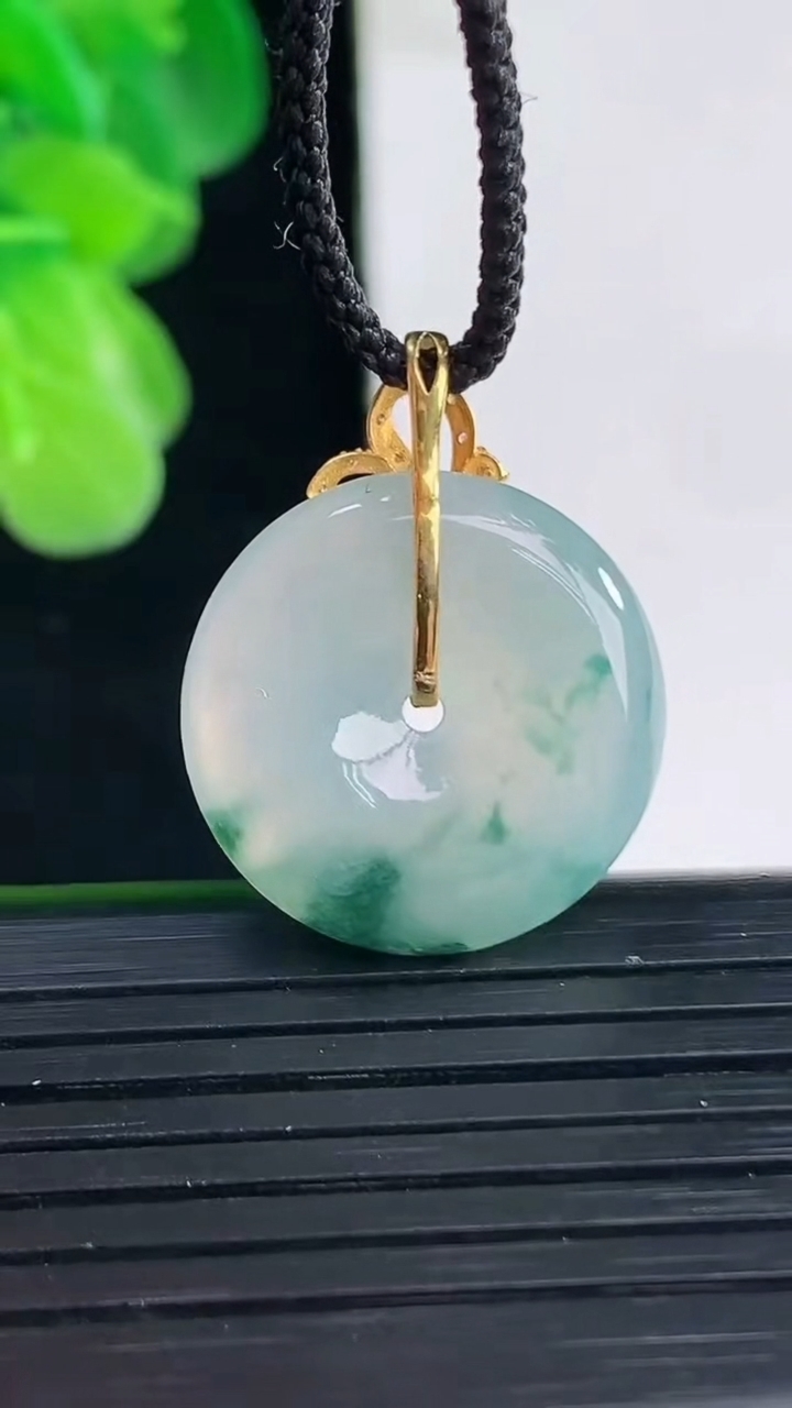 天然A货翡翠18K金飘花平安扣吊坠尺寸19.3-4.5重量:4.03g
4月11日