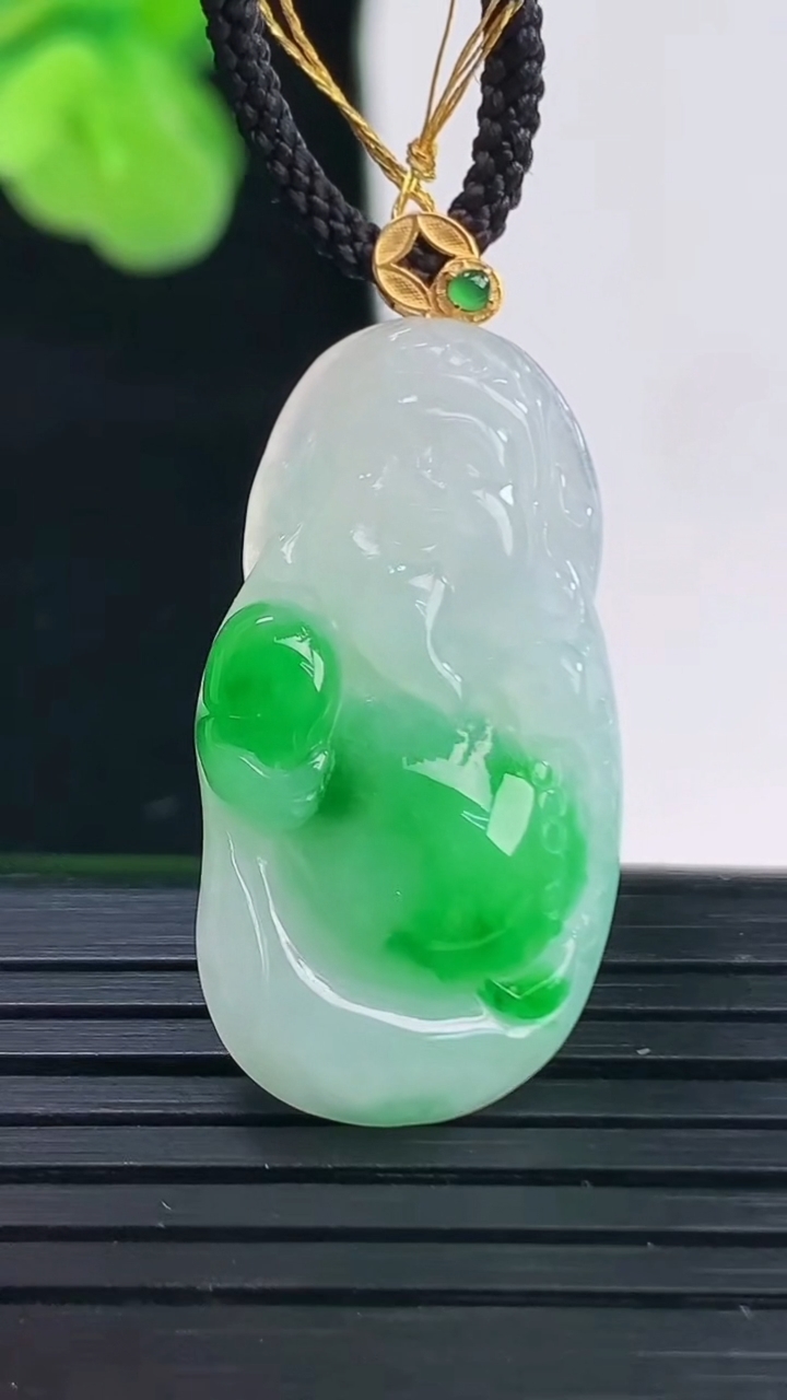 天然A货翡翠财神爷吊坠尺寸33.9-15.7-5.1重量:4.34g
4月11日