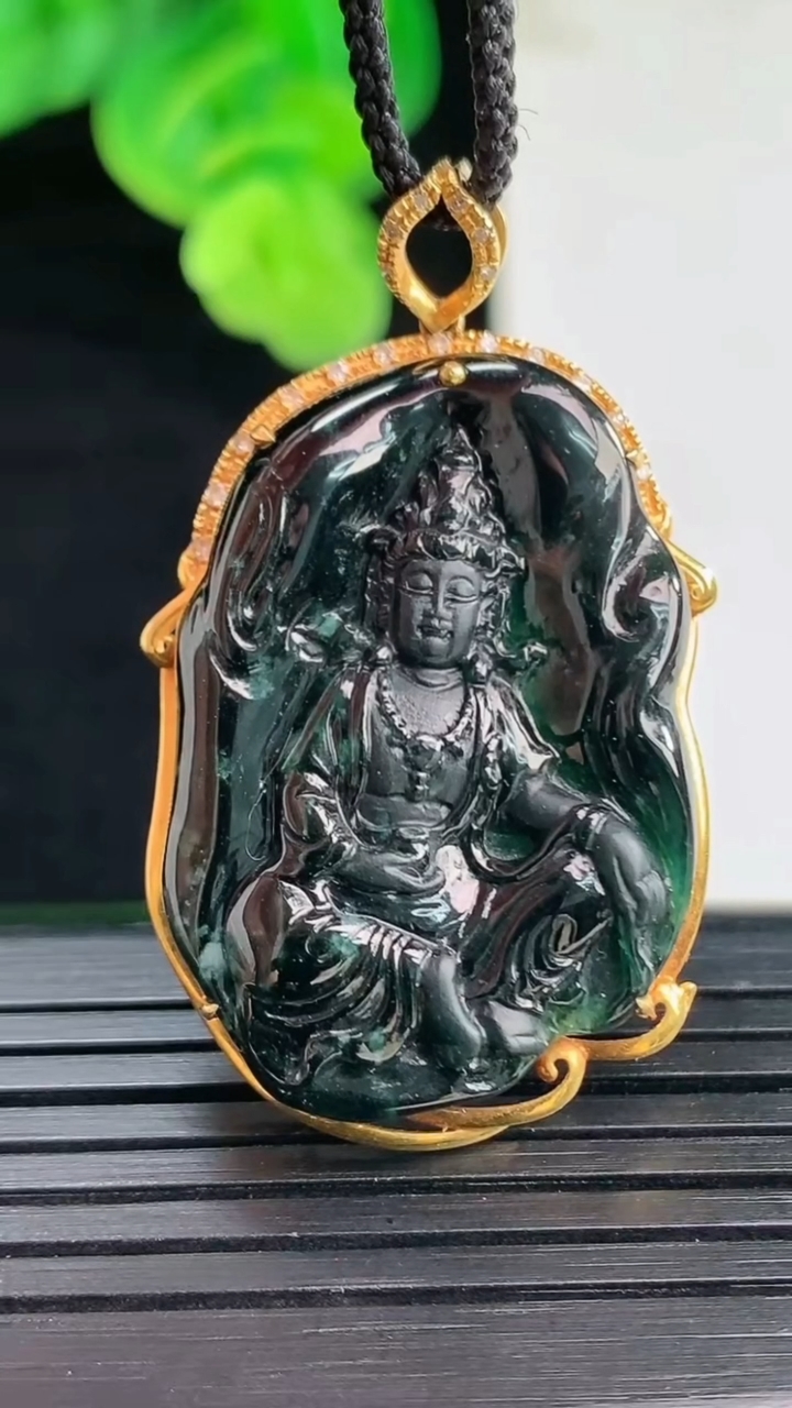 天然A货翡翠18K金墨翠观音菩萨吊坠尺寸35.5-24.6-7.7重量:8.97g
4月11日