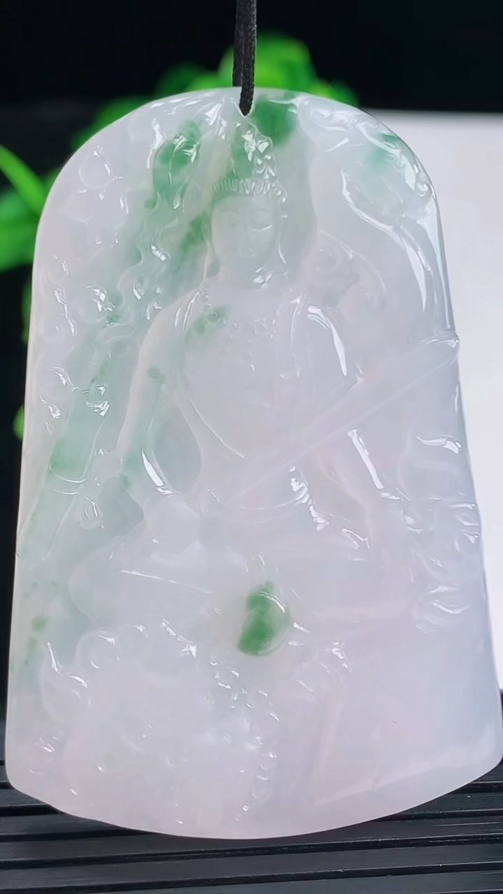 天然A货翡翠飘花文殊菩萨吊坠尺寸57.8-39.8-5.1重量:27.92g
4月11日