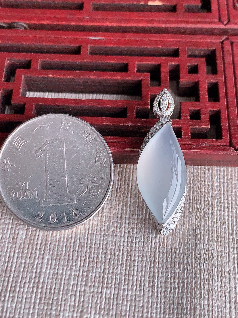 天然A货翡翠18K金伴钻镶嵌白冰白月光随形吊坠 
尺寸31-22.3-10-6.5mm 重量2.70g 0410