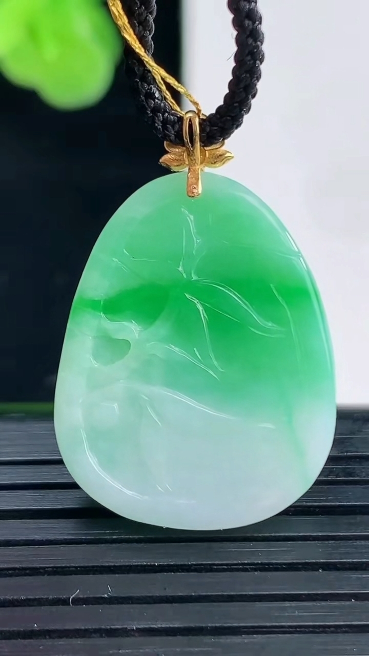 天然A货翡翠和和美美 荷叶鱼吊坠尺寸30.4-20.3-5.8重量:6.67g
4月11日