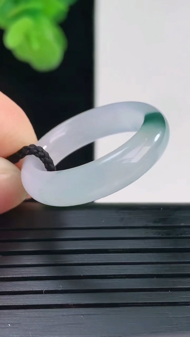 天然A货翡翠飘花指环戒指尺寸18.7-5.5-3.6重量:4.06g2026年4月11日
工厂直销收藏佳品,种好水足，色泽均匀，有种有色，上手高大气！