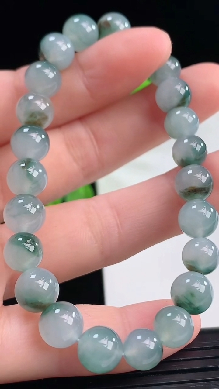 天然A货翡翠飘花圆珠手串尺寸7.8-23颗重量:19.11g4月11日
工厂直销收藏佳品,种好水足，