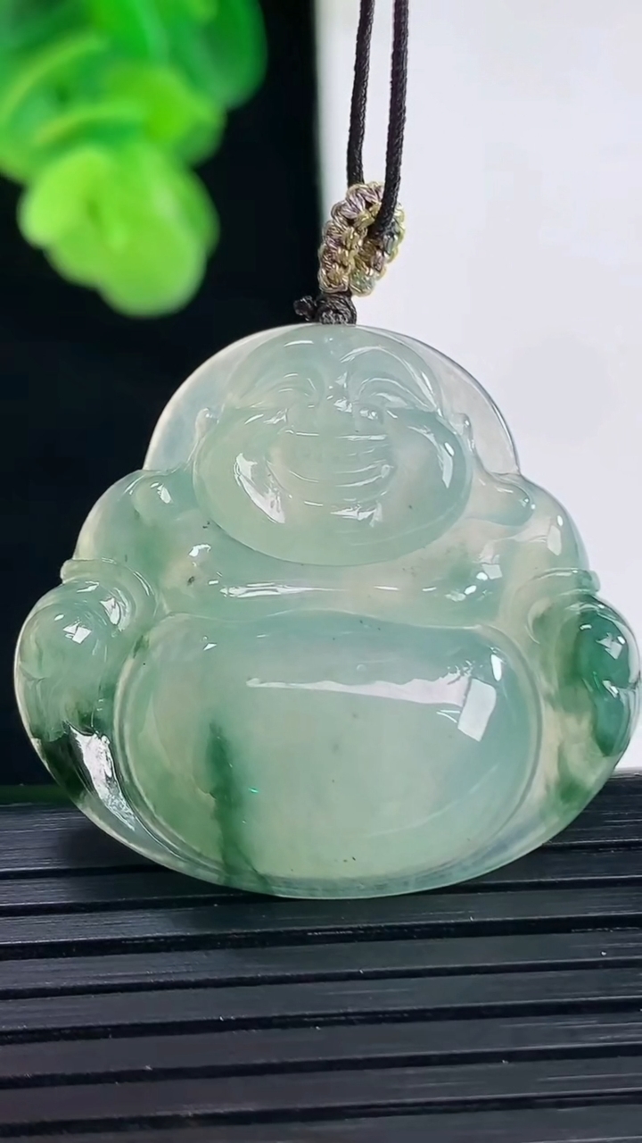 天然A货翡翠飘花佛公吊坠尺寸31.2-33.6-5.8重量:9.51g
4月11日