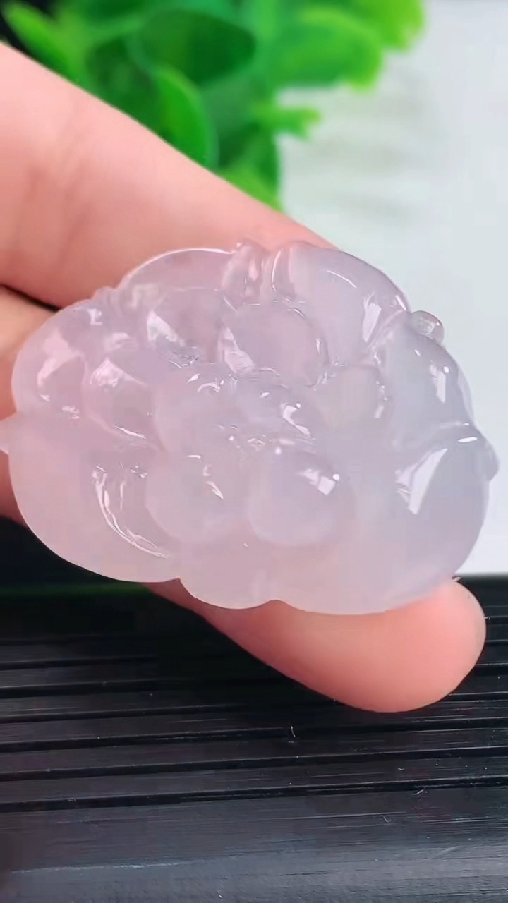 天然A货翡翠和和美美 荷花吊坠尺寸29.4-36.3-9.3重量:12.19g
4月11日