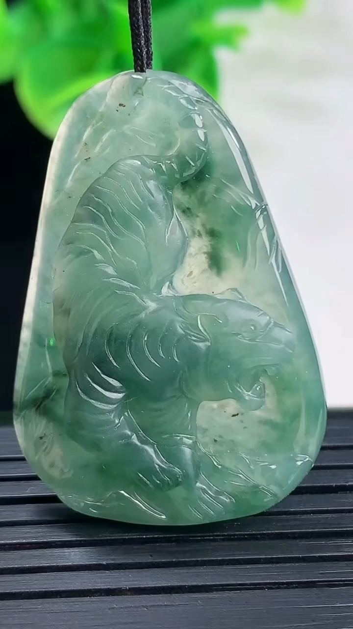 天然A货翡翠飘花生肖虎吊坠尺寸39.9-27-5.4重量:10.31g
4月11日