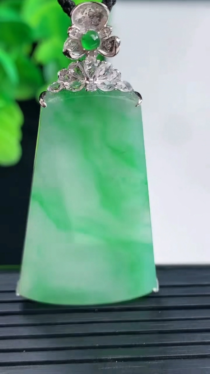 天然A货翡翠无事牌吊坠尺寸52.6-24.4-4.6重量:12.24g
4月11日