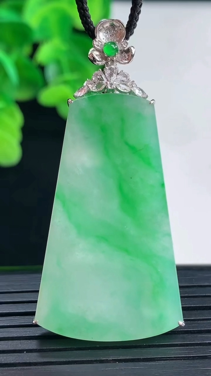 天然A货翡翠无事牌吊坠尺寸52.6-24.4-4.6重量:12.24g
4月11日