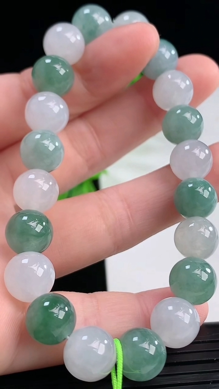 天然A货翡翠圆珠手串尺寸9-20颗重量:30.12g4月11日
工厂直销收藏佳品,种好水足，色泽均匀，有种有色，上手高大气！
