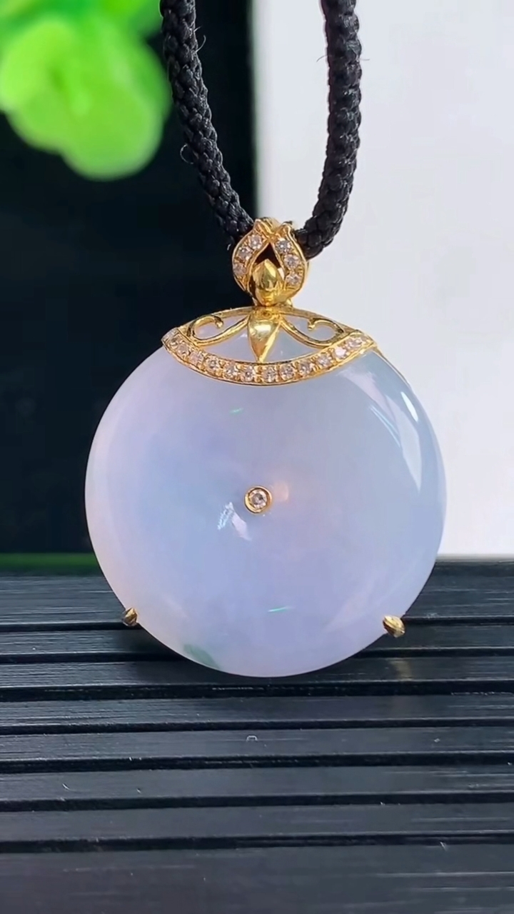 天然A货翡翠18K金紫罗兰飘花平安扣吊坠尺寸20.6-4.7重量:4.74g
4月11日