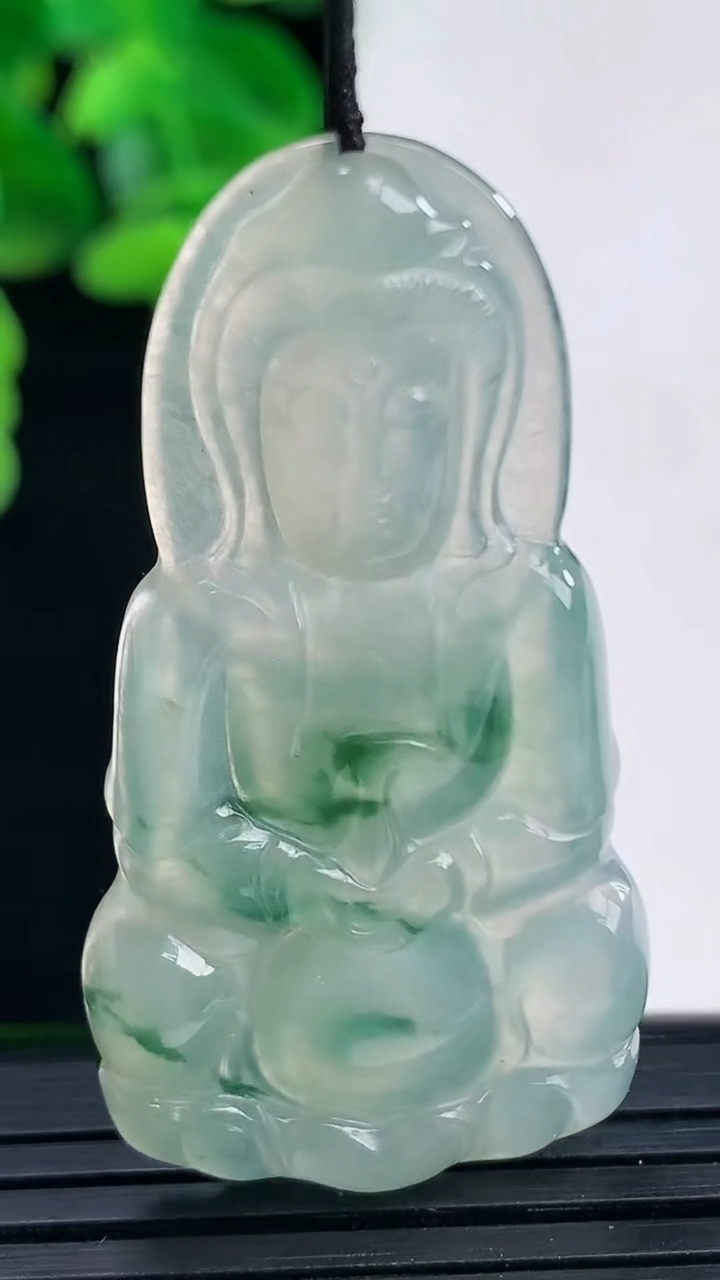天然A货翡翠冰种飘花观音菩萨吊坠尺寸46.4-24.2-4重量:8.37g
4月11日
