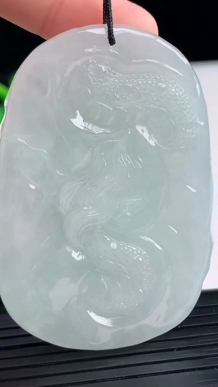 天然A货翡翠龙牌吊坠尺寸60.8-41.7-11.8重量:52.91g
4月11日