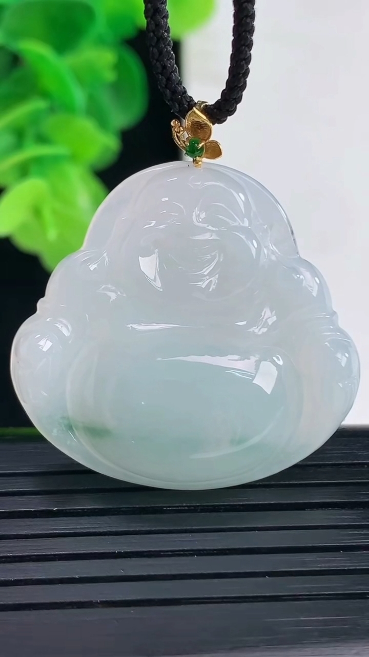 天然A货翡翠18K金飘花佛公吊坠尺寸31.9-34.1-5.6重量:8.95g
4月11日