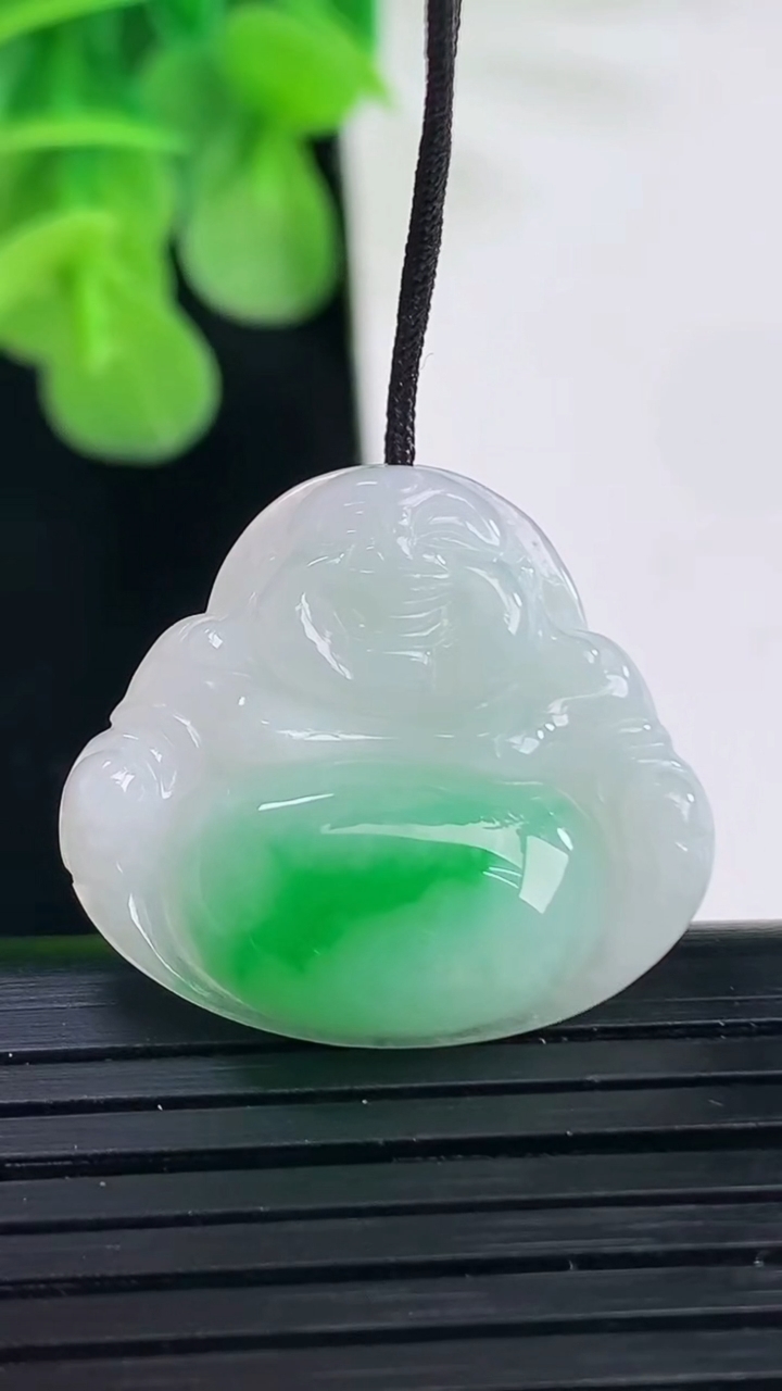 天然A货翡翠佛公吊坠尺寸22.2-24.6-4.7重量:3.99g
4月11日