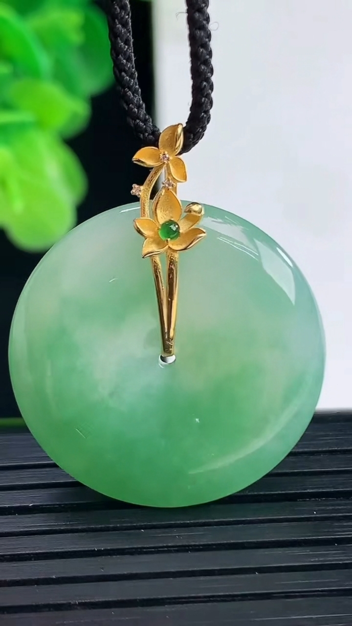 天然A货翡翠平安扣吊坠尺寸27.8-5.4重量:9.34g
4月11日