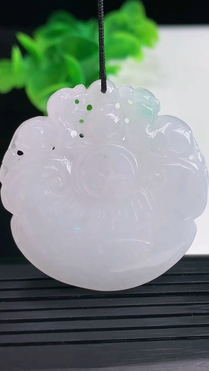 天然A货翡翠如意头吊坠尺寸42.4-42.5-8重量:28.81g
4月11日