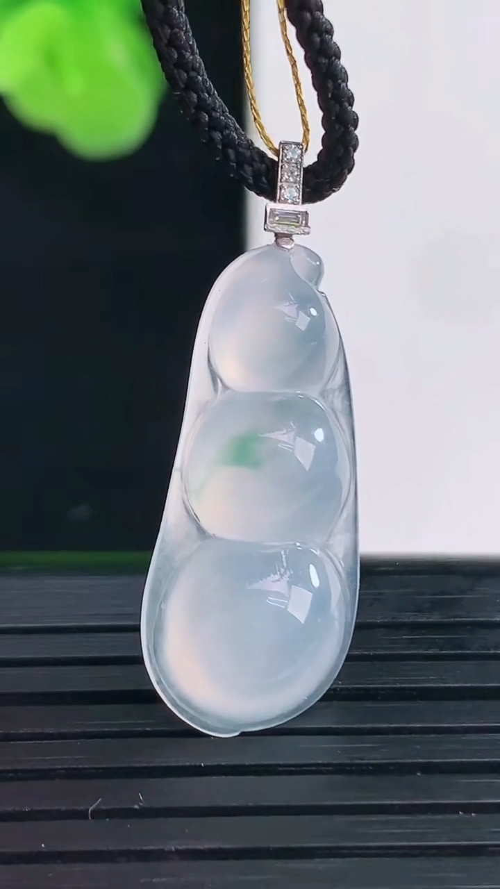 天然A货翡翠18K金飘花福豆吊坠尺寸33.3-11.8-4.8重量:2.67g
4月11日