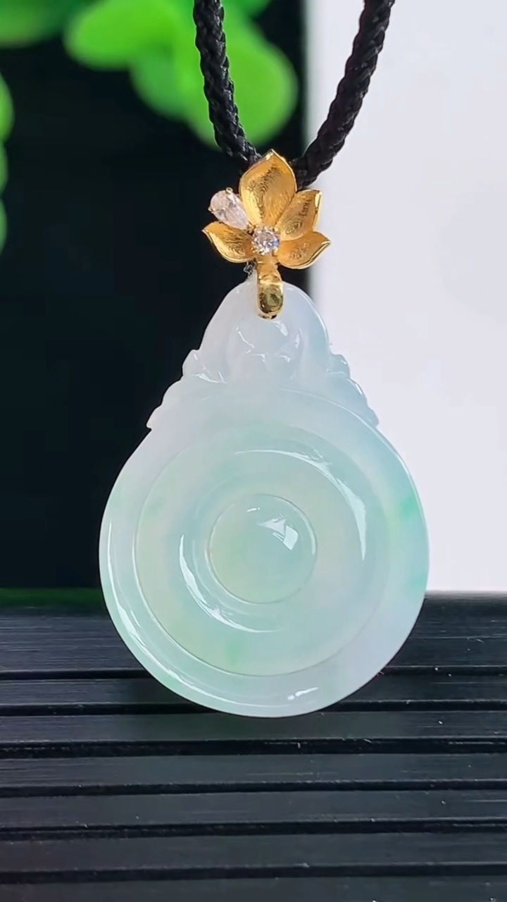 天然A货翡翠福贝吊坠尺寸29.4-17.1-3.5重量:2.23g
4月11日